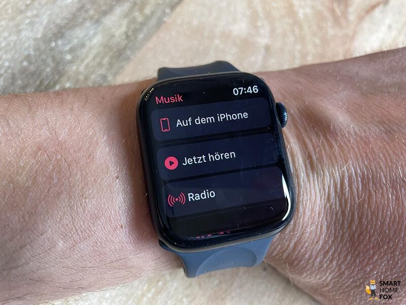 Музыкальный плеер на Apple Watch Series 7.